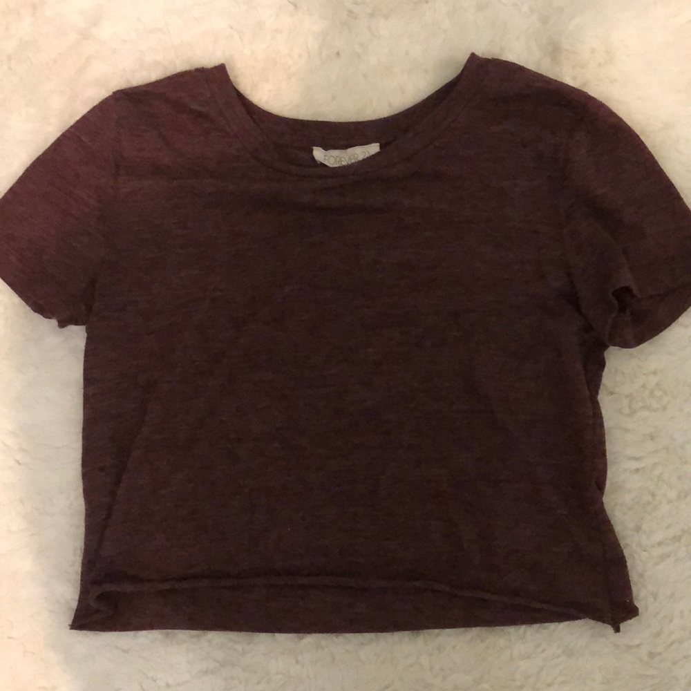 Cropped maroon tee